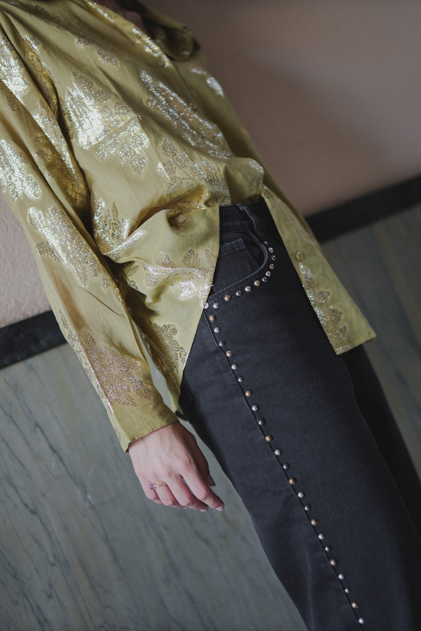 Jeans scuro dritto con Borchie Argento e Oro