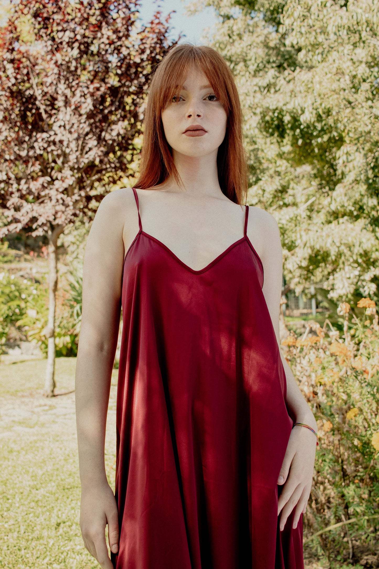Vestido sencillo de raso - BURDEOS