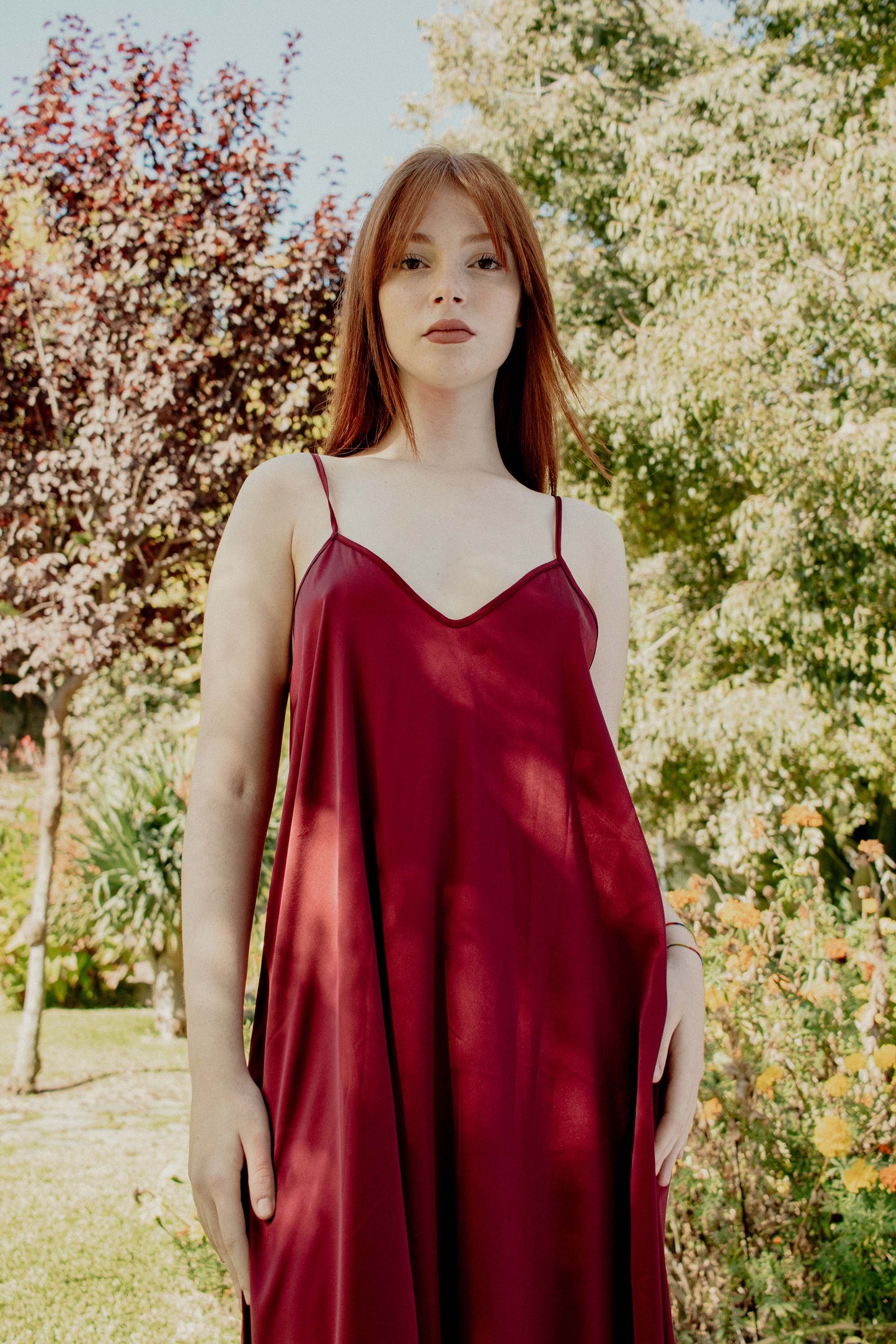 Vestido sencillo de raso - BURDEOS