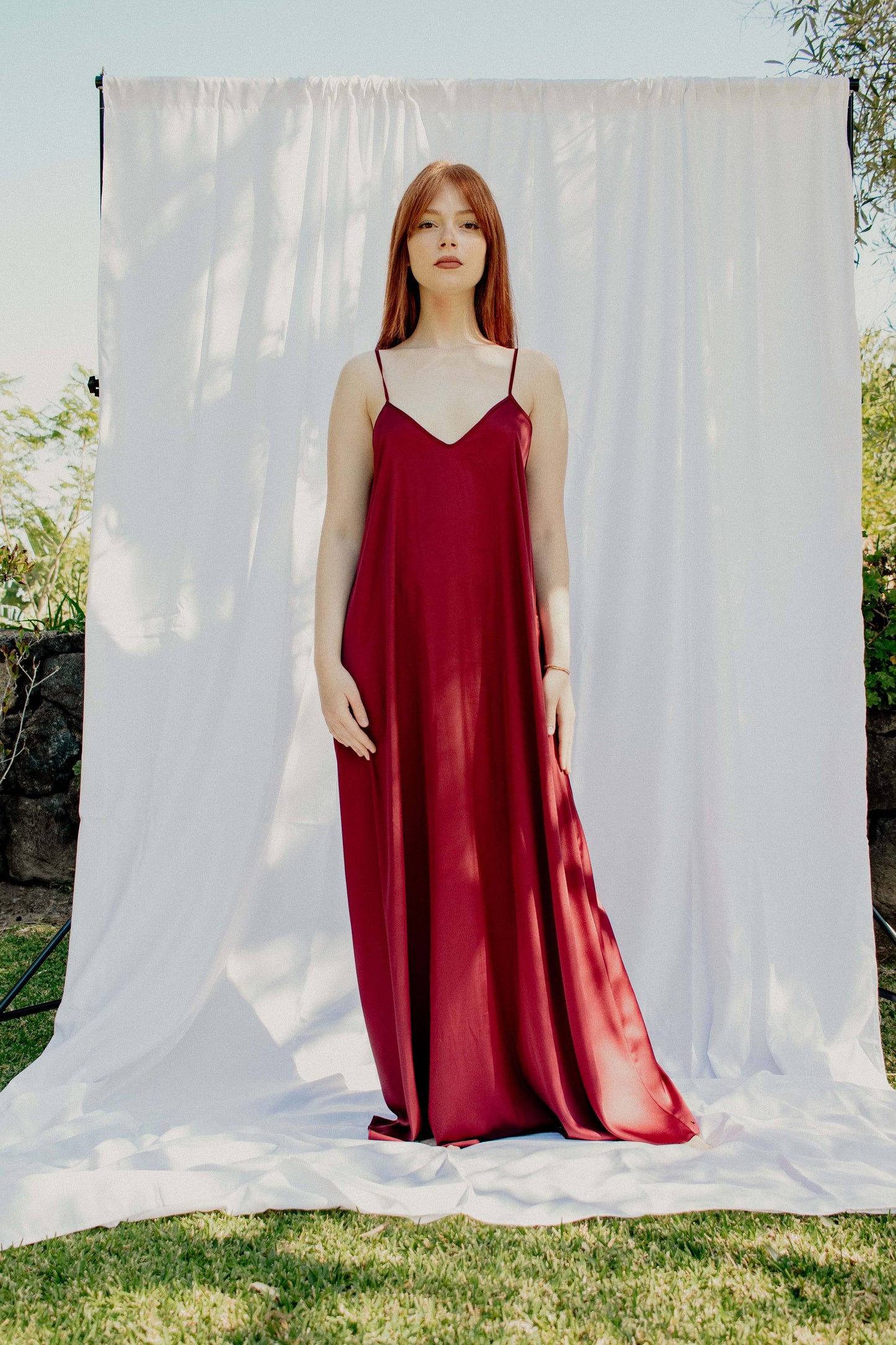 Vestido sencillo de raso - BURDEOS
