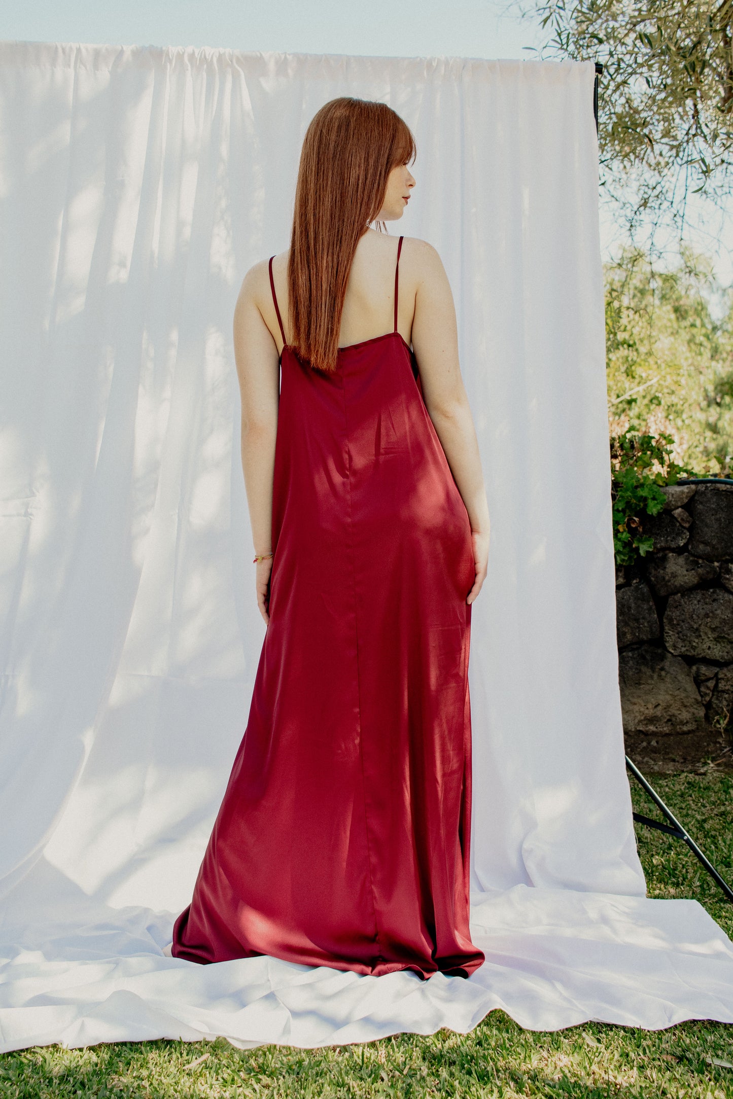 Vestido sencillo de raso - BURDEOS