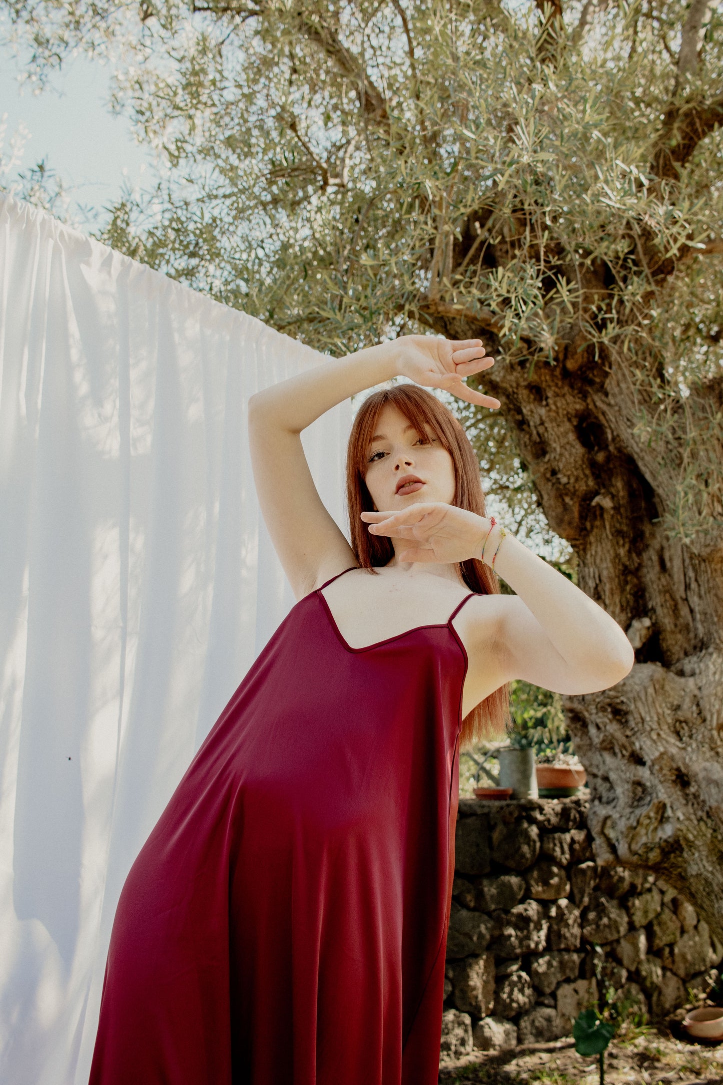 Vestido sencillo de raso - BURDEOS