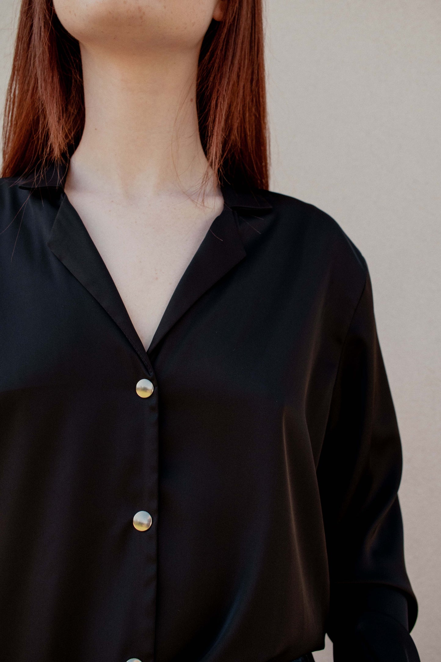 Camisa de raso con solapa - NEGRO