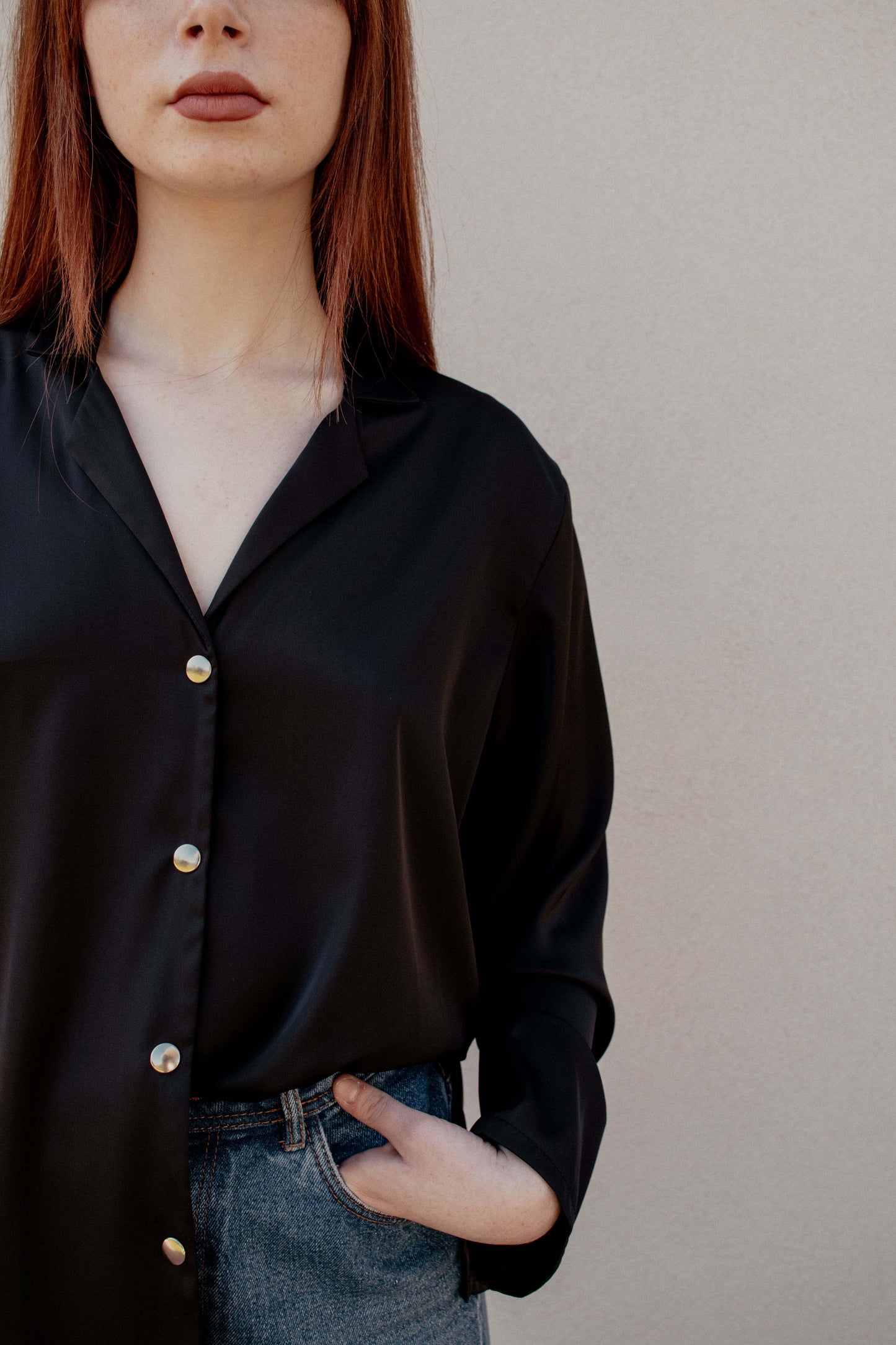 Camisa de raso con solapa - NEGRO