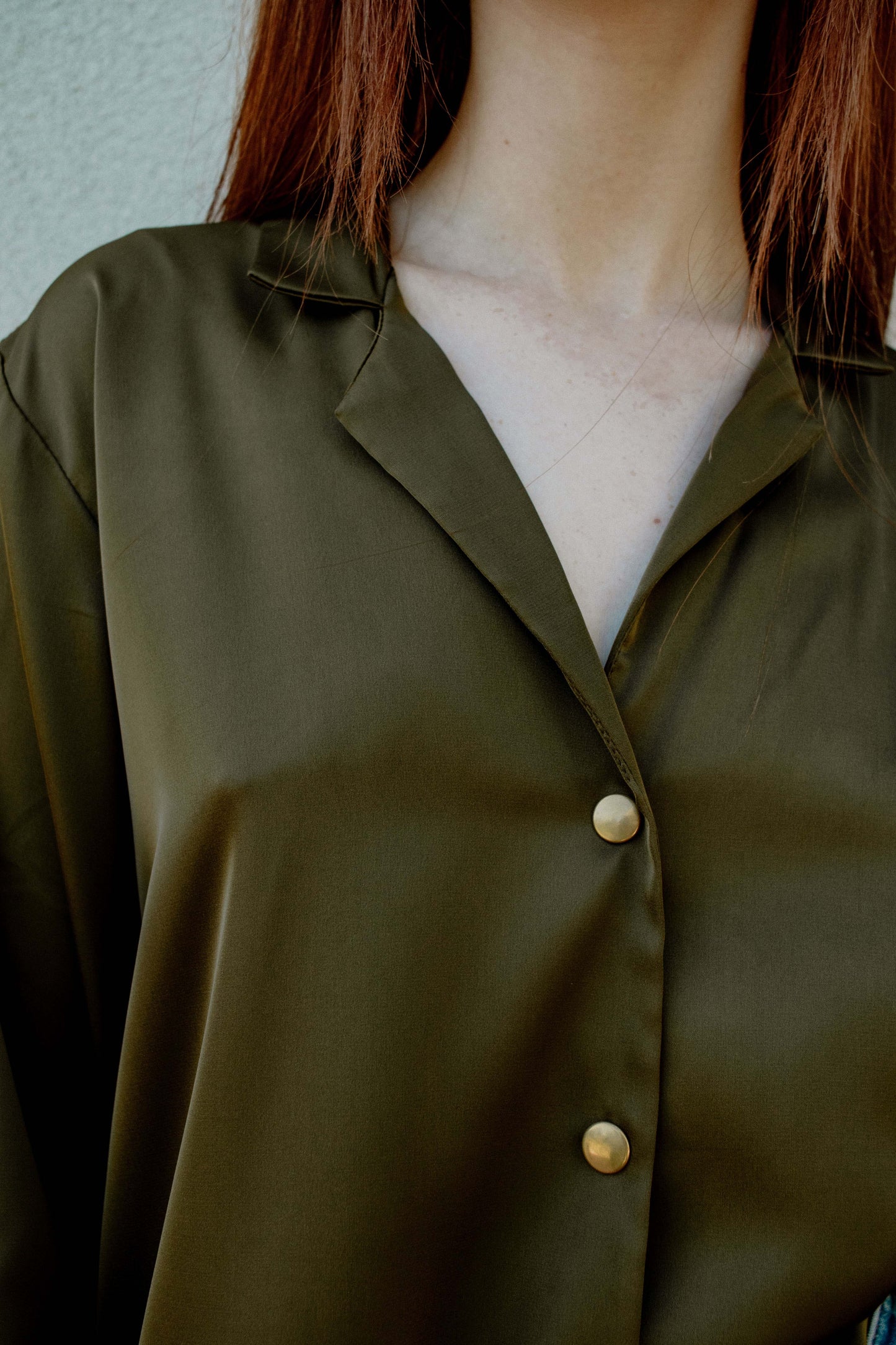 Camicia in satin con revere - VERDE MILITARE